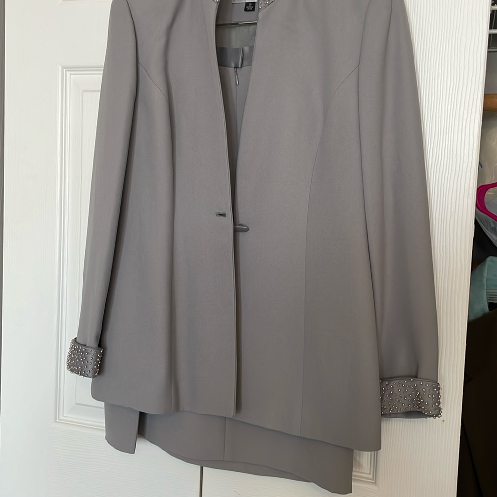 Kasper elegant dressy suit. Size 8 petite.